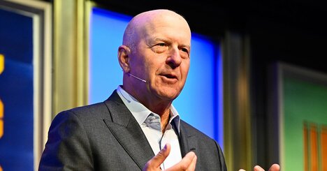 ゴールドマンCEO、反対派「粛清」で復活