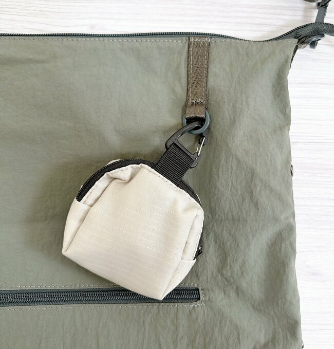 【ワークマン】考えた人、天才では…？1900円の「形が変わるボディバッグ」→荷物が増えたらバッグを大きくできるんです！《購入レビュー》