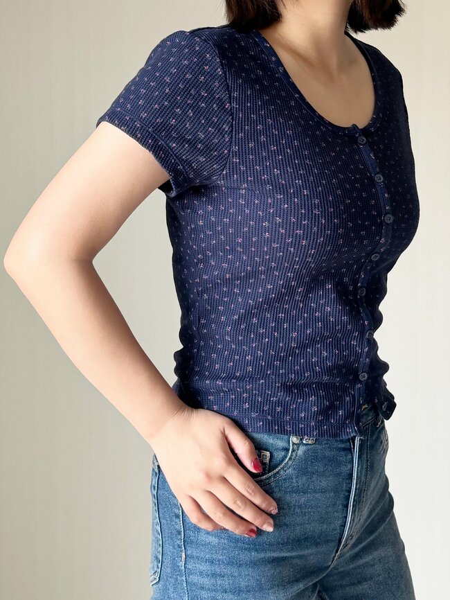 「ズバリ買いです」ユニクロの“790円トップス”1枚でコーデが華やかになる可愛さ！「パンツにもスカートにも合う」「色違いで購入」《着用レビュー》