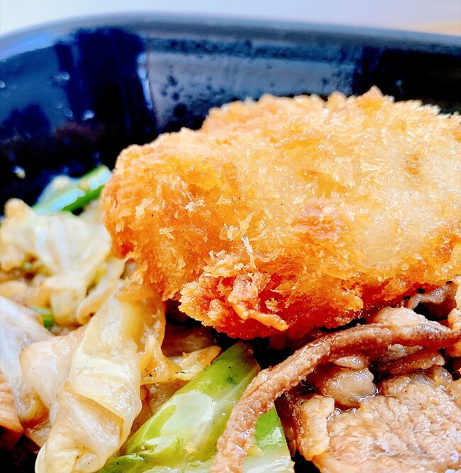 おかずの量がヤバイって…！ほっともっとの“ヤケクソどんぶり”お肉と揚げ物がパンパンに盛られてるの！「上京したての学生メシみたい」「ウマー定番にしてほしい」《購入レビュー》