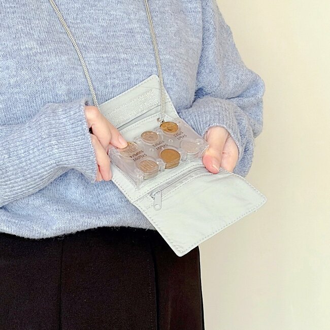 スムーズに支払いできて感動…!3COINSの“小銭がすっきり収納できるミニ財布”手ぶらで持ち歩けて楽ちんです!「軽くて使いやすい」「身軽に行動できます」