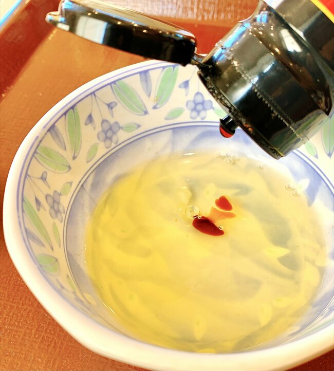 もう普通の牛丼に戻れないかも…すき家の“よくばり限定メニュー”生卵もセットになってて贅沢すぎる！「完璧な味」「すき家で1番好きかも」「具沢山で美味しかった」《実食レビュー》