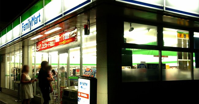 夜間営業するファミリーマート