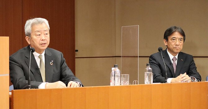 9月29日、ドコモの完全子会社化で記者会見したNTTの澤田社長(左)と、ドコモの吉澤社長(当時)