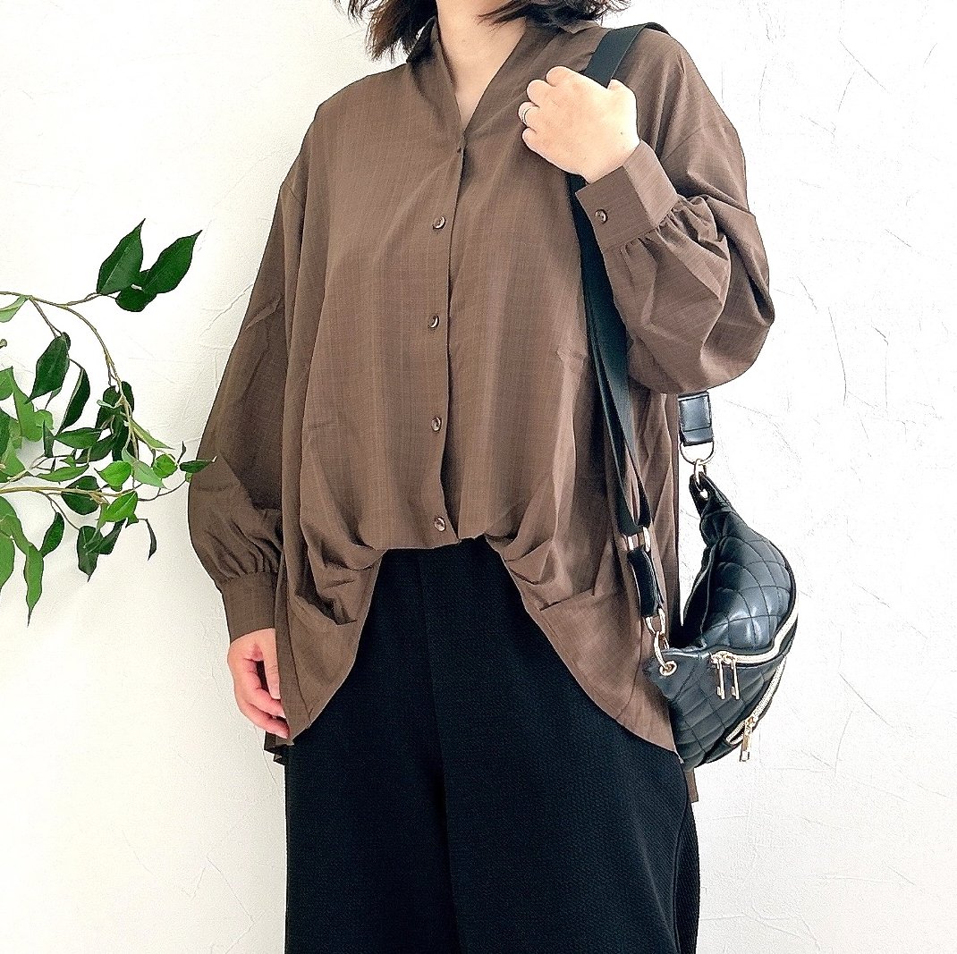 後ろ姿までカワイイ!しまむらの「1639円ブラウス」すぽんと着るだけで美シルエットになる…!