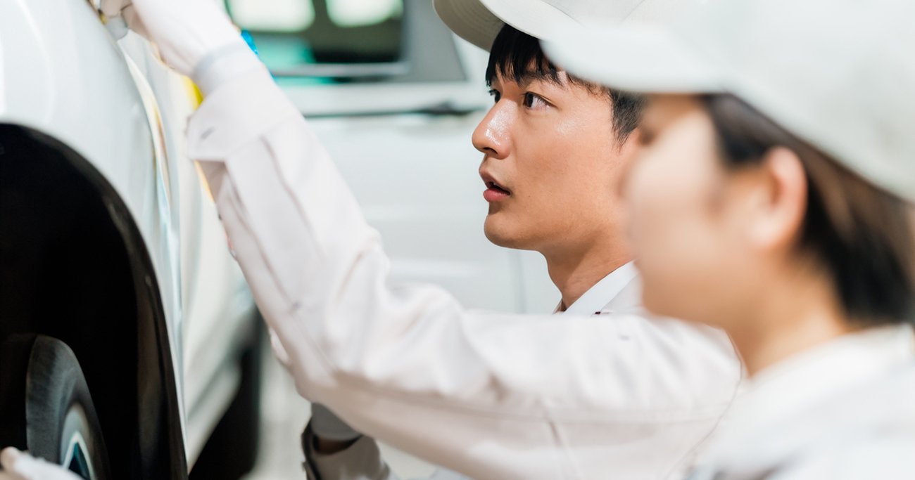 車の整備状態を確認する検査員