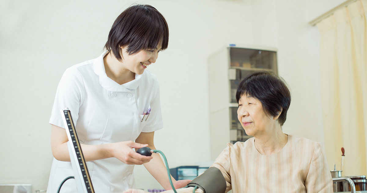 親を扶養する・しないで変わる健康保険のソントク田舎で暮らす両親を扶養に入れることはできるか？