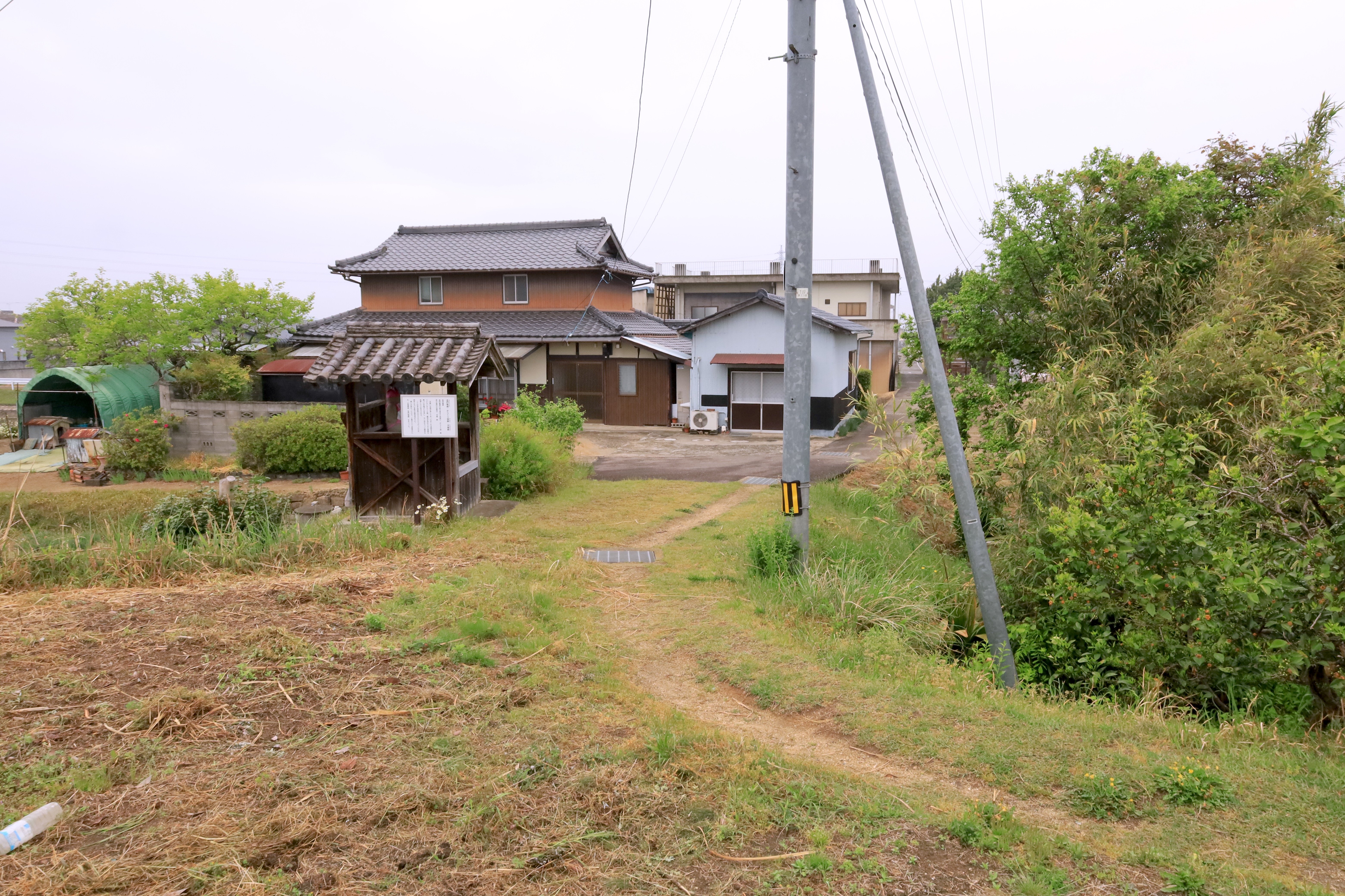 十河城の本丸北の空堀。中央の土橋部分には橋桁を外せば簡単に落とせる「からくり橋」があった
