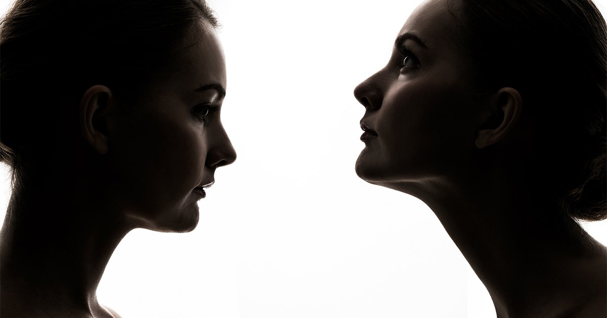 向かい合わせの女性のシルエット