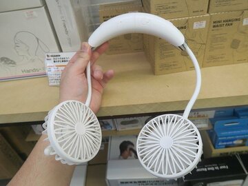 2つに分割して使えるバッテリー内蔵の首を冷やせるファン