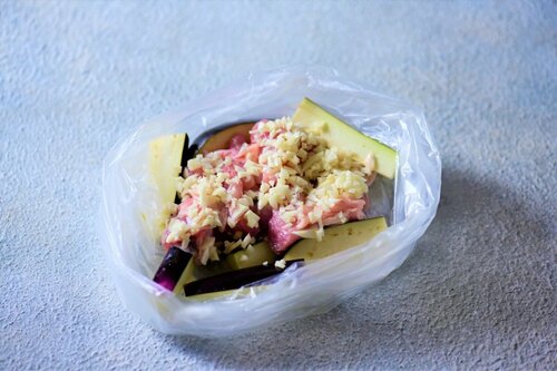 【夏休みはレンチンで何とかする！】料理未経験の男子でもカンタン！おつまみにもうってつけ鶏もも肉とにんにくとナスの「醤油蒸し」