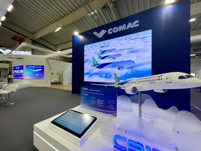 パリエアショーでのCOMAC展示ブースの様子
