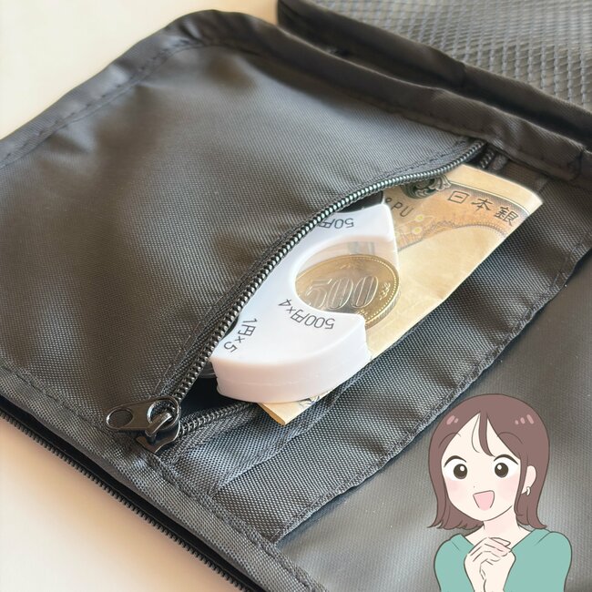 もう普通の財布に戻れないかも…！ダイソーの「手ぶらで持てる財布」カード15枚とスマホが入って天才すぎる！