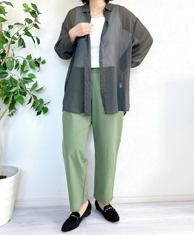 「4色買いしました」「ずっと販売して」ユニクロの“楽ちんパンツ”が本当に履きやすい！「立ち姿がキレイに見える」