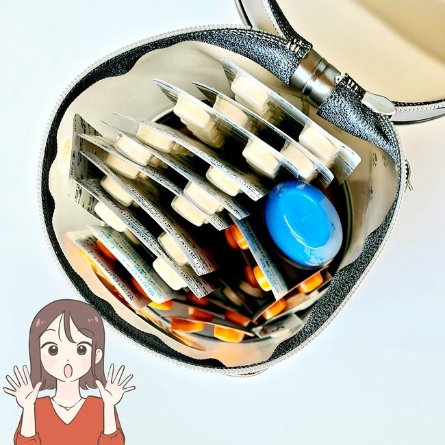 お薬が146錠も入った…!スターバックスの「黒ねこポーチ」可愛すぎるし、ガバッと開いて使いやすい!《購入レビュー》