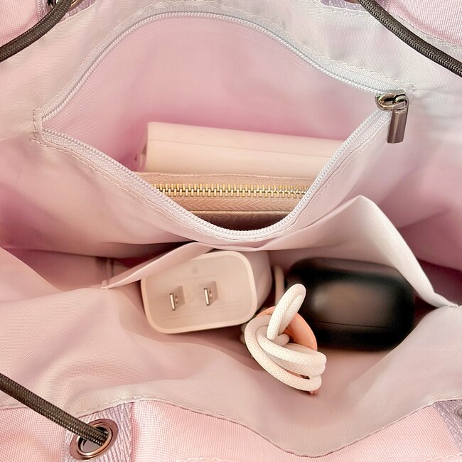 外ポケットが大きくて使いやすい…！ワークマンの“めちゃ軽ショルダーバッグ”収納力バツグンだし、身軽に動けて楽ちん！