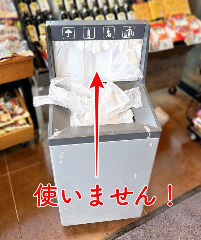 雨の日のストレスが解消…！カインズの「手ぶらで持てる傘カバー」が画期的すぎる！長傘がもうジャマになりません！