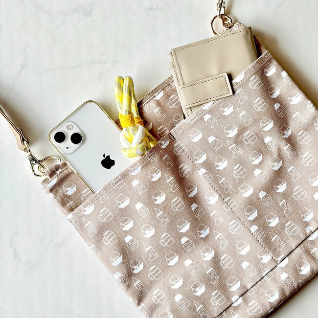 「夏場にいいな」「お散歩に良さそう」コメダ珈琲の“保冷できるポシェット”飲み物を冷たいまま持ち歩けて便利！「ひんやりグッズ入れて歩くのにいいよね」