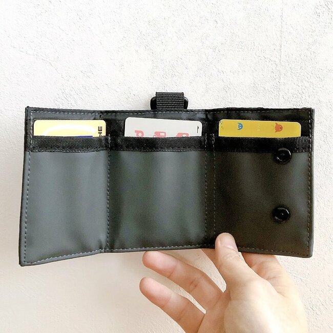 もう普通の財布に戻れないかも…！ダイソーの「お札が入るミニ財布」ガバッと開いて使いやすい！