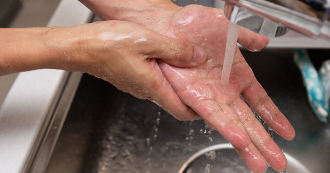 不安になり、1日に何十回、何時間も手を洗う人がいる…