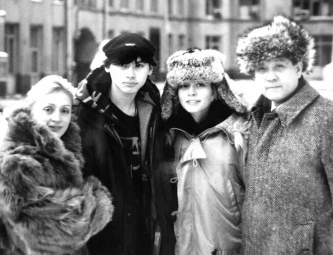 1990年1月、モスクワで撮影した川村かおりさん一家。左から母のエレーナさん、弟の忠さん、かおりさん、父の秀さん＝同書より