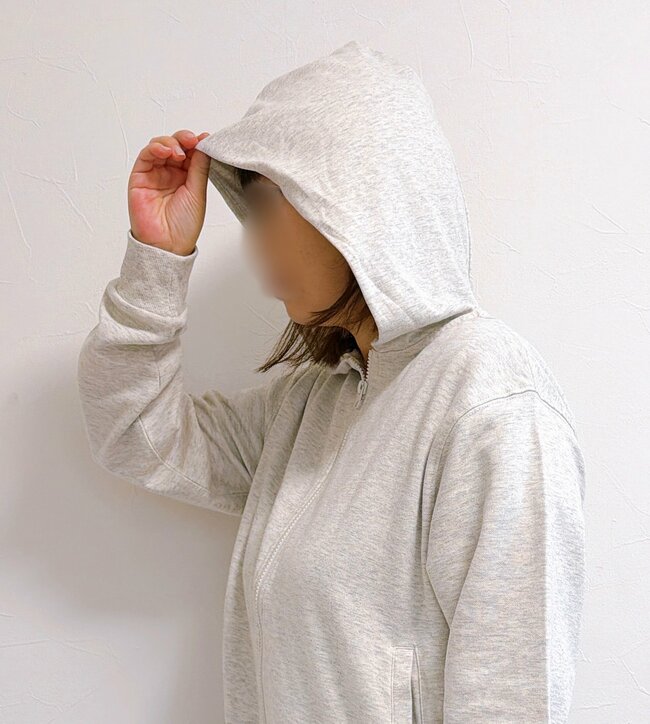 サッと羽織るだけで着痩せする…！ワークマンの「1590円パーカー」めっちゃ軽くて、パジャマみたい楽ちんなんです！《購入レビュー》