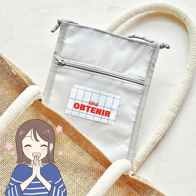 おくすり手帳がジャストフィット!3COINSの“ぺたんこショルダー”アイデア次第でいろいろ使えそう!「薄く軽くて便利」「いろいろなものが入れられそう」「これからたくさん使います」【購入レビュー】
