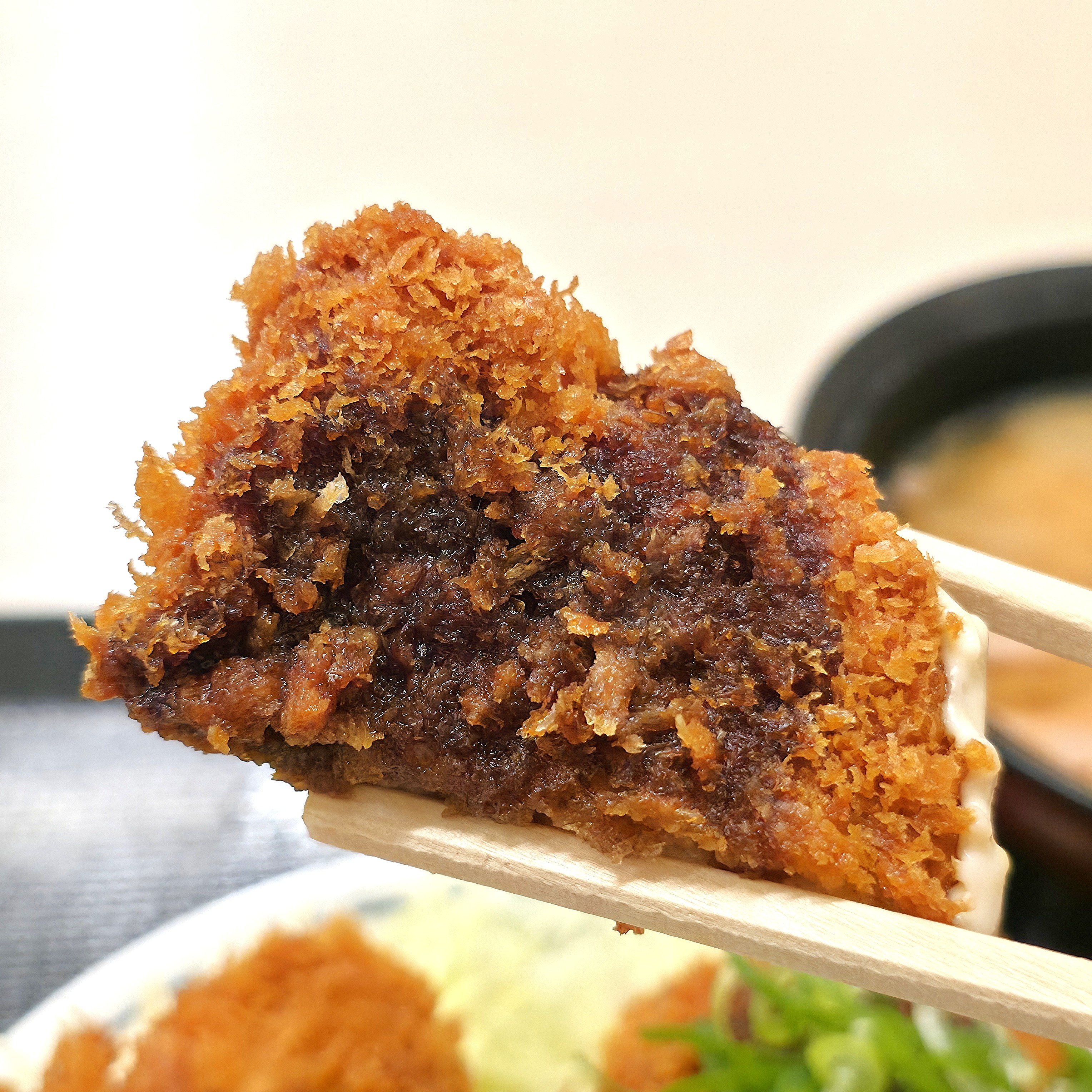 「かつやで一番おいしい」「満足度高すぎる」かつやの“豪快どんぶり”お肉がドドンとのっててボリューム凄い!「なかなかやるやん」