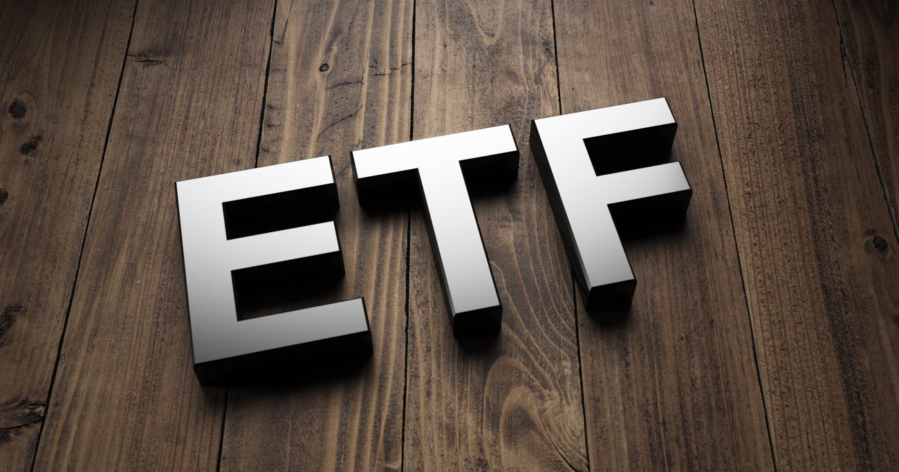 投資信託とETF、資産運用なら結局、どちらを選ぶべきか？