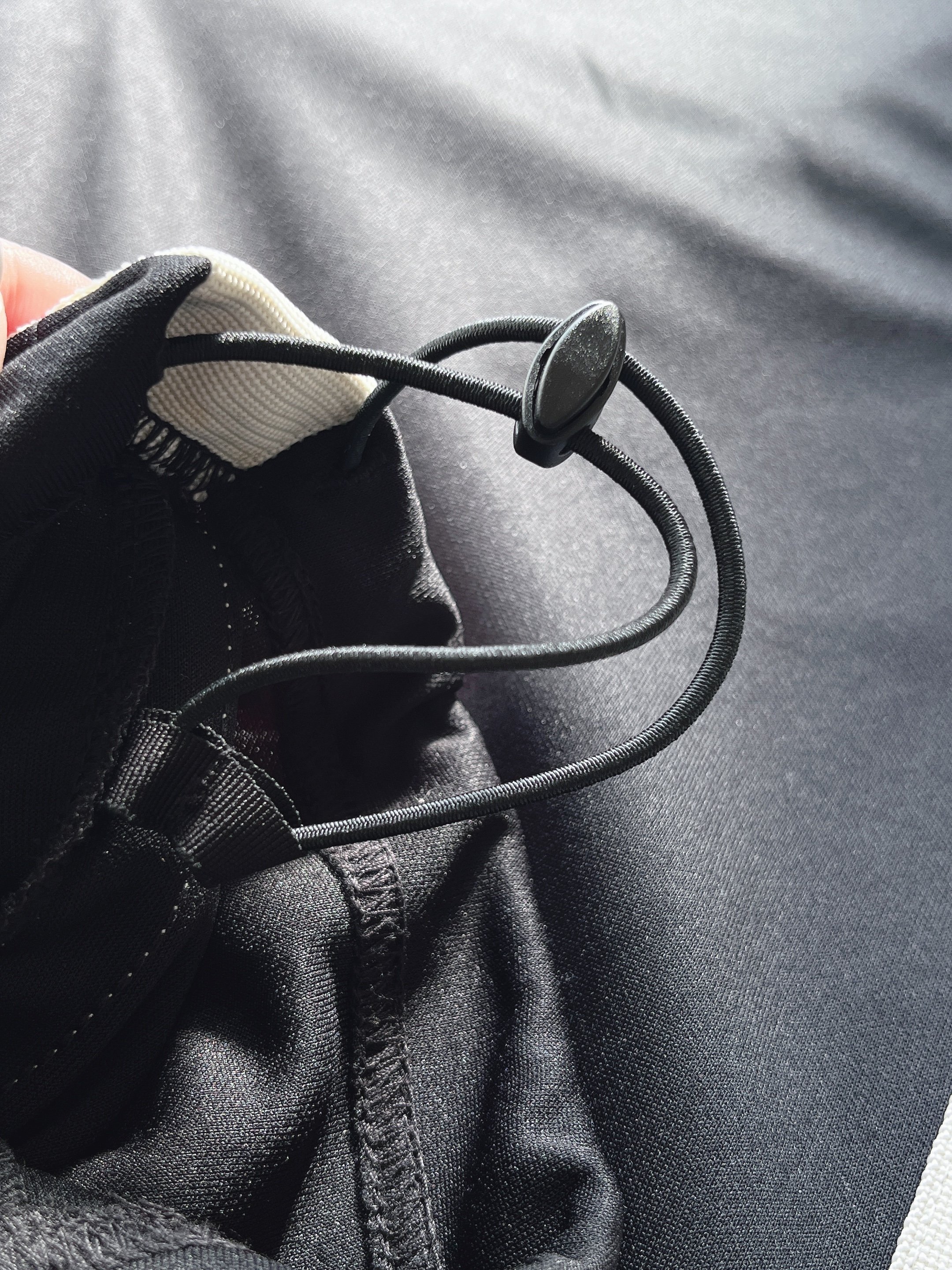 「スポーツメーカーが出したら5000円は超えてきそう」GUの“1990円パンツ”美シルエットなのに着心地バツグン！「3色購入しました」「一年中活躍しそう」