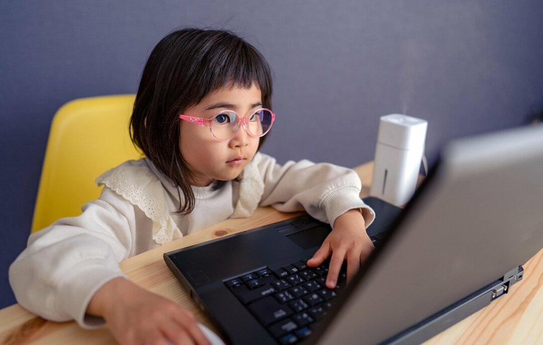 子どもの眼鏡では不要?ブルーライトカット機能