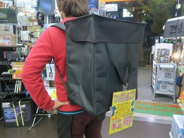Uberっぽいデザインでキャスター付きの箱形リュックが3980円