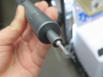 無段階でトルク調整できるスリムなペン型電動精密ドライバー