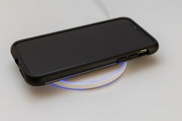 来年のiPhoneがワイヤレス充電だけになりそうなワケ
