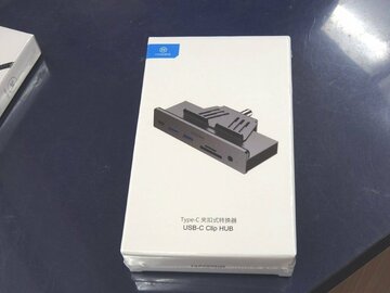 液晶ディスプレーやデスクに取り付けできる便利なカードリーダー