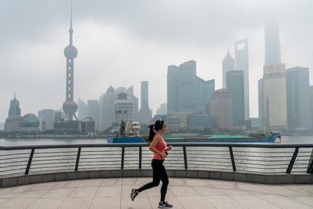 写真：ジョギングをする上海の若者