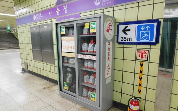 ソウル市内の地下鉄駅構内にはガスマスクと酸素ボンベなどが置かれている