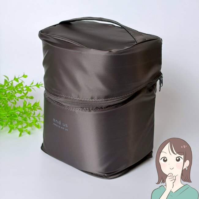 「大容量なのが嬉しい」3COINSの“自立するコスメポーチ”化粧水ボトルも入りました！「高さのある物も立てて収納できる」「旅行などにも最適」