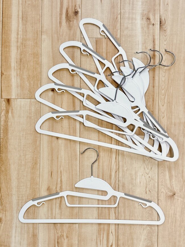 「家のハンガー全部変えました」「何度も購入しています」3COINS“多機能ハンガー”1本で何役もこなしてくれる優れものです!「もうこれしか使えません」