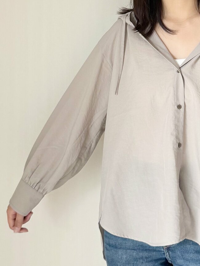 「買って大正解！」グローバルワークの“パーカーみたいなシャツ”おしりまでカバーできて天才すぎる！「重宝まちがいなし」「オシャレでとても気に入りました」