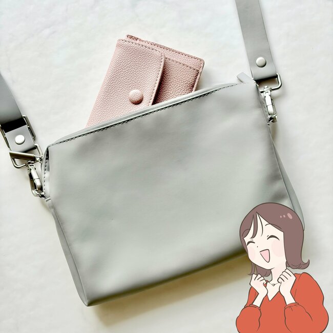 【ダイソー姉妹店】普通の財布に戻れないかも…！330円の「ぺたんこ財布」カード17枚やカギが収納できて嬉しい！《購入レビュー》