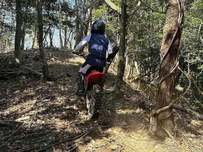 お借りしたバイクで山の中をトコトコと。小さなバイクは扱いやすくて良いですね