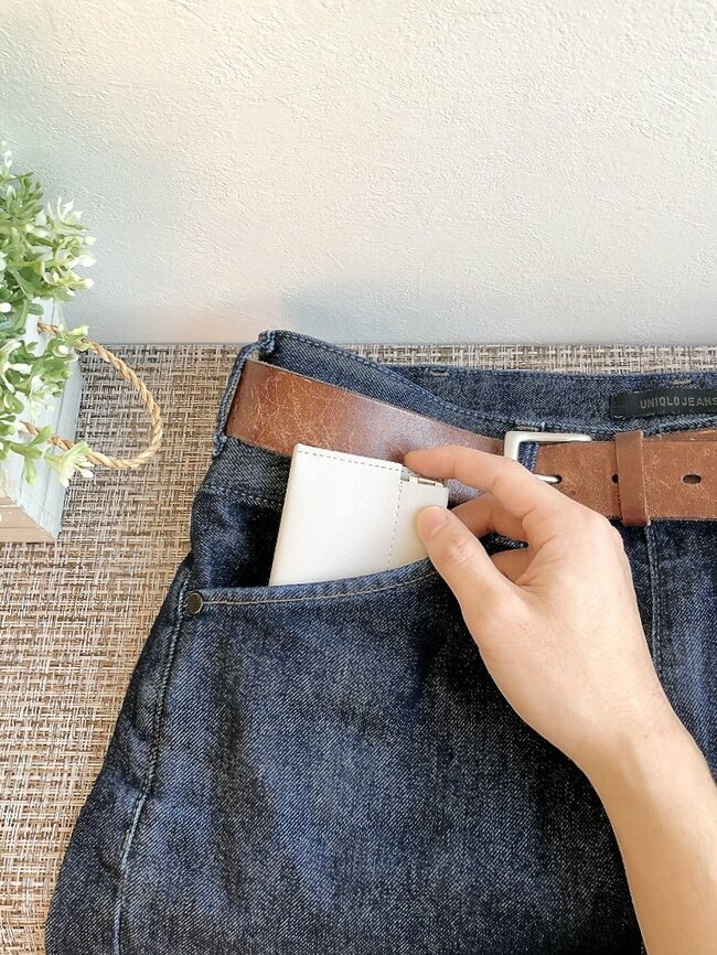 「何軒もまわってようやく見つけた！」セリアの“スリムすぎるスプレーボトル”除菌用アルコールが入れられて便利！「薄いから場所取らん」「もっと早く知りたかった」