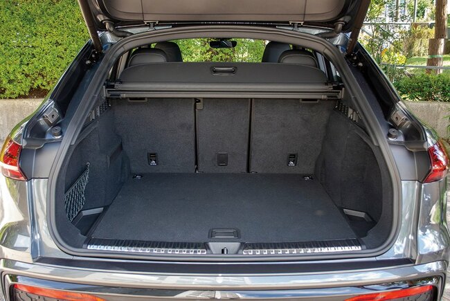 アウディSQ5スポーツバック荷室