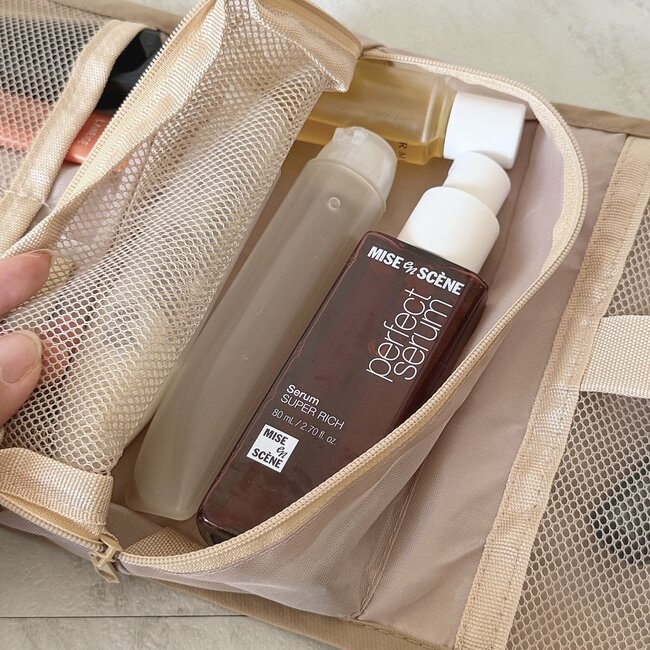 旅行の洗面グッズがまるっと入った！ダイソー姉妹店の「浮かせるポーチ」収納力がスゴいんです！