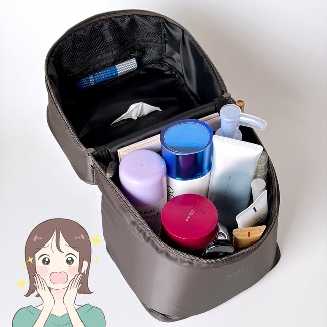 「大容量なのが嬉しい」3COINSの“自立するコスメポーチ”化粧水ボトルも入りました！「高さのある物も立てて収納できる」「旅行などにも最適」