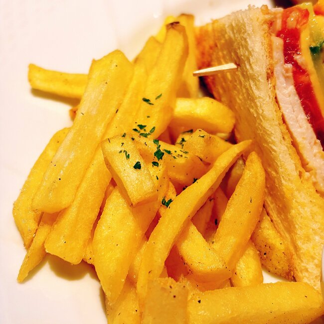 「デカくて毎回ビビる」星乃珈琲の“ボリューム満点サンド”分厚すぎてビックリした！「凄いボリュームだ」「デカくね？コメダ意識してたり…？」