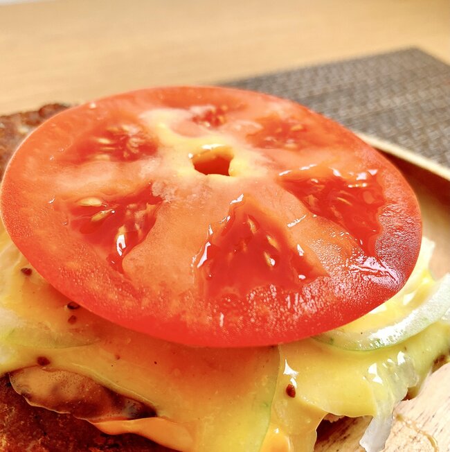 「エグい美味い」「モスで一番好き」モスバーガーの“期間限定メニュー”お肉の旨みがハンパない！「3つぐらい食べれる」「美味すぎて泣いた」《実食レビュー》