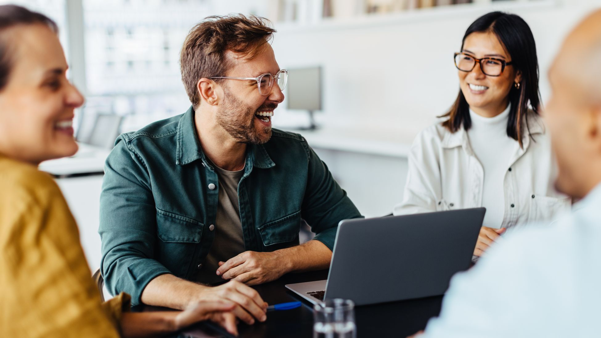会議をする人たち