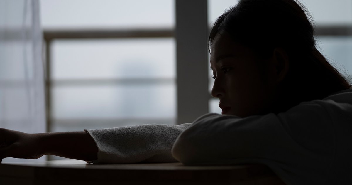 浮かない表情の女性